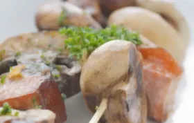 Champignons auf Spießen mit Knoblauchbutter und Kräutern