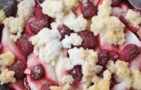 Delikates Dessert: Himbeeren überbacken mit knusprigen Streuseln