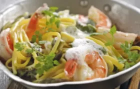 Delikates Pasta-Gericht mit saftigen Scampi und frischem Spargel