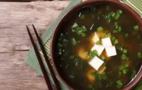 Deutsche Kartoffelsuppe mit frischen Kräutern