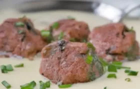 Deutsche Mettknödel - Ein deftiges Gericht aus Mett mit Semmelknödeln.