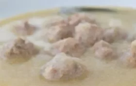 Deutsche Zwiebelsuppe mit Hühnerklößchen