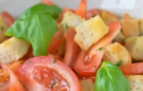 Ein erfrischender Brotsalat mit Tomaten und Gurken