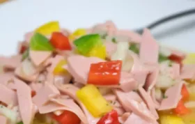 Ein erfrischender Paprika Wurst Salat für den Sommer