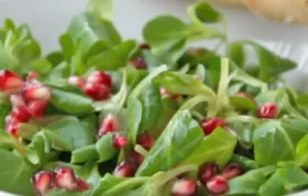 Ein erfrischender Salat mit knackigem Vogerlsalat und fruchtigem Granatapfeldressing