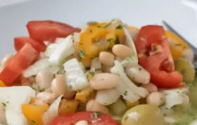 Ein erfrischender und gesunder griechischer Bohnensalat mit einer Vielzahl von Aromen