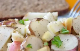 Ein erfrischender und gesunder Salat aus Topinambur und Äpfeln