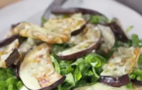 Ein erfrischender und gesunder Salat mit gegrillten Melanzani und frischem Rucola.