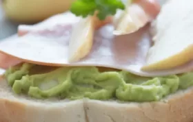 Ein erfrischendes und gesundes Avocado-Birnen-Sandwich