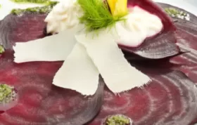 Ein erfrischendes und leichtes Rote Rüben Carpaccio mit cremigem Ziegenkäse.