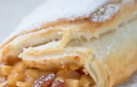 Ein köstlicher Apfelstrudel mit knusprigem Blätterteig