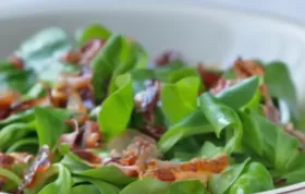 Ein köstlicher Salat mit knackigem Vogerlsalat, knusprigem Speck und feiner Marinade.