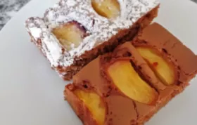 Ein köstlicher Schokoladenkuchen mit saftigen Pfirsichen