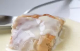 Ein köstlicher Topfenstrudel mit feiner Vanillesauce