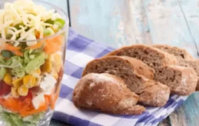 Ein köstlicher und bunter Schichtsalat, der perfekt als Beilage oder leichtes Hauptgericht geeignet ist.