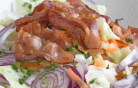 Ein köstlicher und herzhafter Karotten-Salat mit knusprigem Schinkenspeck