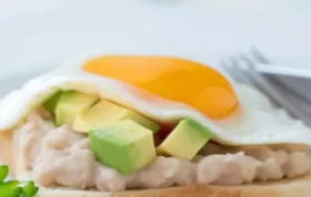 Ein köstliches Avocado Toast mit einem leckeren Spiegelei