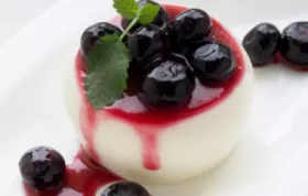 Ein köstliches Dessert aus sahniger Panna Cotta und fruchtigen Heidelbeeren.