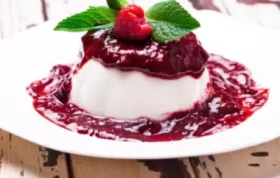 Ein köstliches Rezept für cremige Panna Cotta mit fruchtiger Himbeersauce