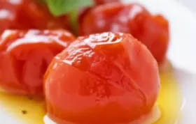 Ein köstliches Rezept für geschmorte Tomaten mit aromatischem Knoblauch und frischen Kräutern.