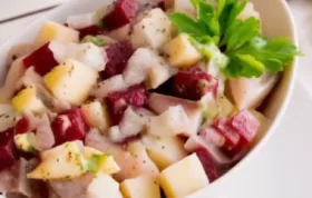 Ein köstliches Rezept für roten Heringsalat mit fruchtigem Apfel und würziger Rote Bete.