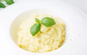 Ein köstliches Risotto mit zartem weißem Spargel und cremiger Konsistenz