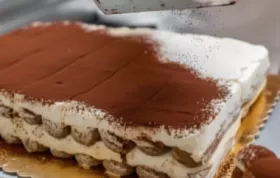 Ein köstliches Tiramisu ohne Ei, das einfach zuzubereiten ist und trotzdem wunderbar cremig und lecker schmeckt.