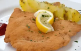 Ein köstliches und herzhaftes Gericht aus Spanien: zartes Cordon Bleu gefüllt mit Schinken und Käse, serviert mit knusprig gebratenen Erdäpfeln.