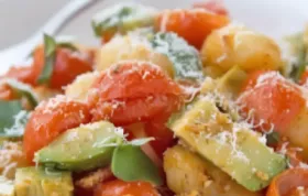 Ein köstliches vegetarisches Gericht mit selbstgemachten Gnocchi und aromatischem Basilikum.