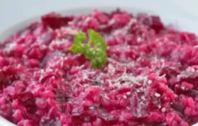 Ein köstliches vegetarisches Risotto-Rezept mit Roter Bete und Parmesan.