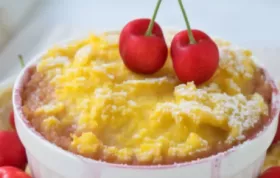 Ein leckerer Auflauf mit Polenta und saftigen Kirschen