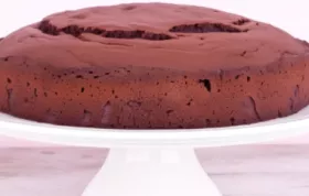 Ein leckerer Kuchen, der durch die Kombination von Kürbis und Schokolade besonders saftig und aromatisch ist.