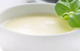 Eine cremige Suppe mit Parmesan und Gemüse