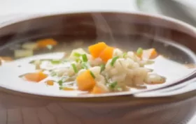 Eine herzhafte Gerstensuppe mit frischen Kräutern