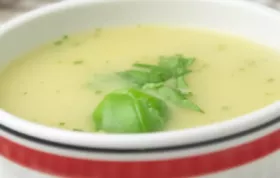 Eine köstliche Grießsuppe mit frischen Kräutern