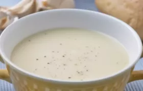 Eine köstliche Knoblauchsuppe mit zartem Hühnchenfleisch