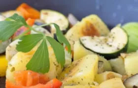 Eine köstliche mediterrane Erdäpfel-Pfanne, die mit frischen Kräutern und Gemüse zubereitet wird