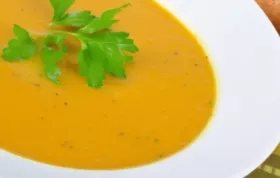 Eine köstliche Suppe mit Süßkartoffeln, Birnen und Kren