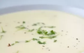 Eine köstliche und erfrischende Suppe mit dem peppigen Geschmack von Brunnenkresse