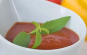 Eine köstliche und herzhafte Suppe mit gefüllten Paprikaschoten.