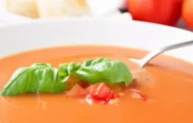 Eine leckere und würzige Tomatensuppe mit einer besonderen Note durch den Ingwer.