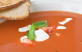 Eine würzige und erfrischende Suppe mit einem knusprigen Brotchips-Topping