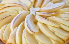 Einfache Torte mit saftigen Apfelspalten