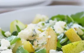 Einfacher und köstlicher Rucolasalat mit Birnenstücke und Gorgonzola