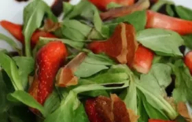 Erdbeeren auf Feldsalat