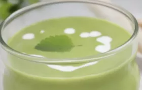 Erfrischende Gazpacho mit frischen Erbsen und Minze