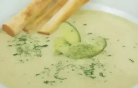 Erfrischende Gurkenrahmsuppe