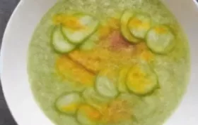 Erfrischende Zucchini-Gurkensuppe mit indischem Touch