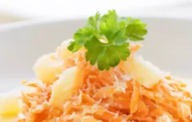 Erfrischender Ananas-Karotten-Salat mit einem Hauch von Zitrone