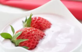 Erfrischender Erdbeerjoghurt mit frischen Früchten und Joghurt